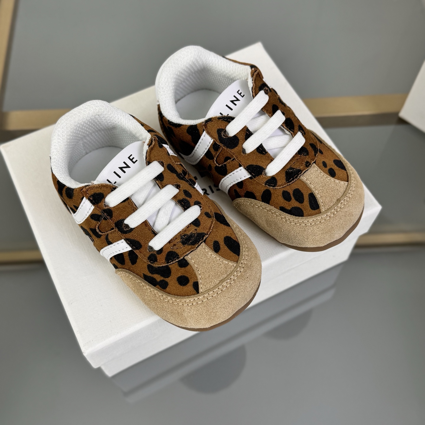 Children's shoes child